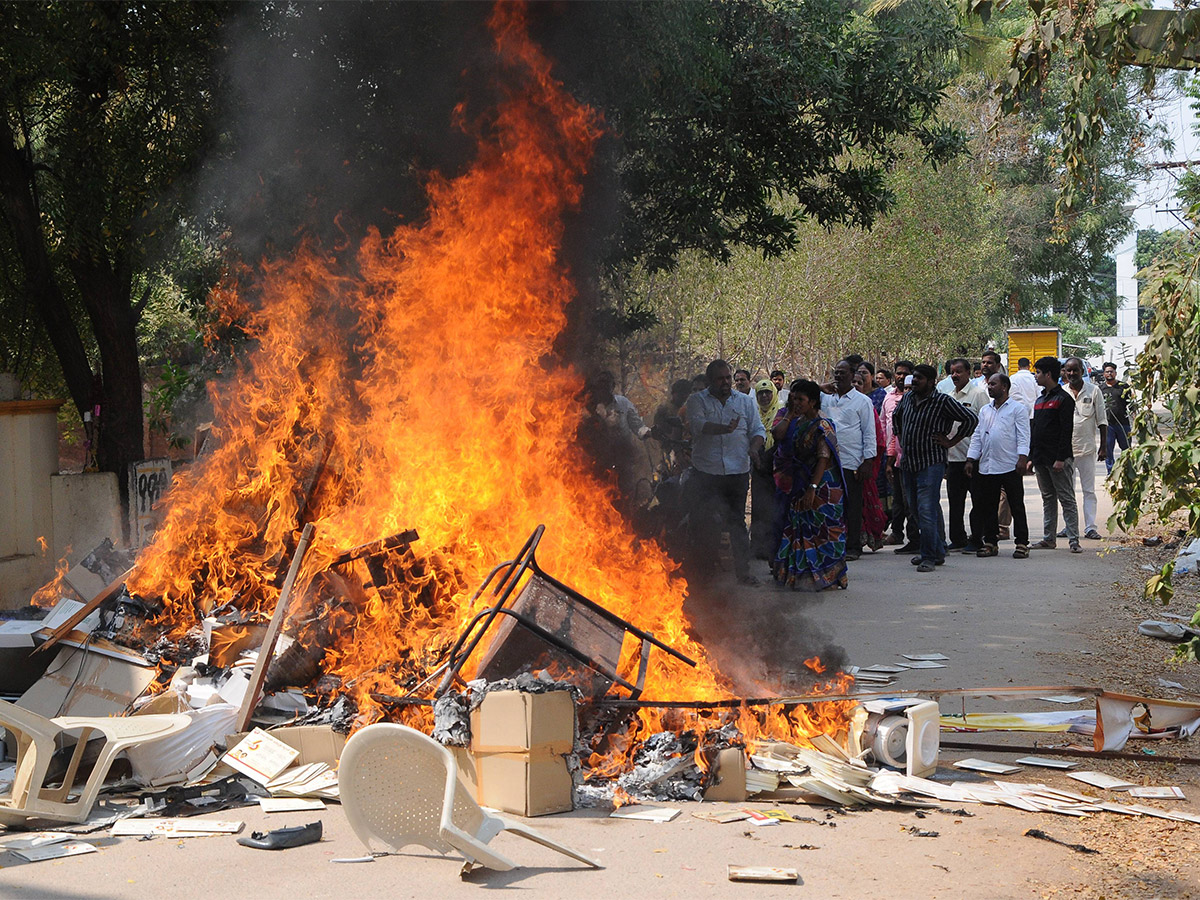 Big Shock to TDP in Anantapur Party Activists Serious on Chandrababu  - Sakshi22