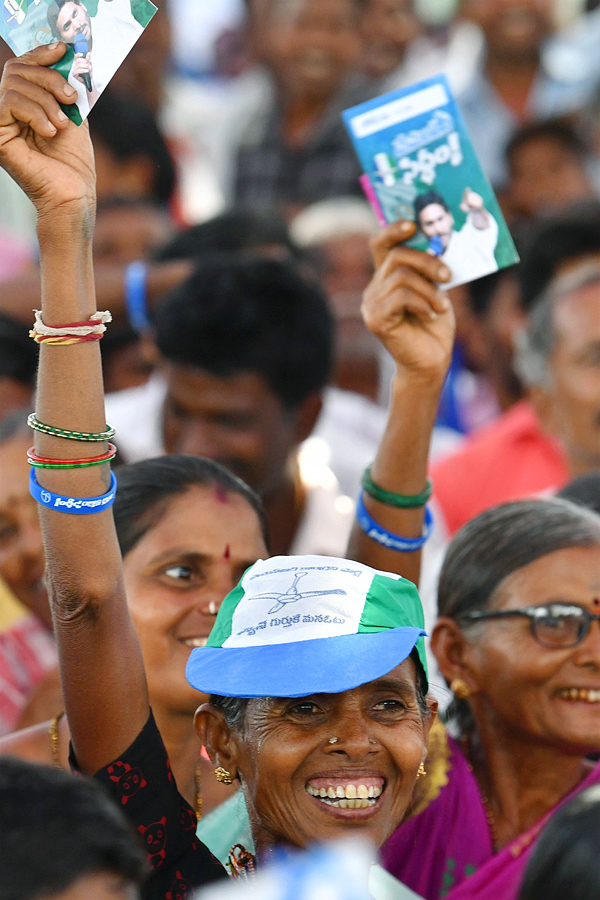 CM YS Jagan Memantha Siddham Bus Yatra At Tuggali Village Photos - Sakshi11