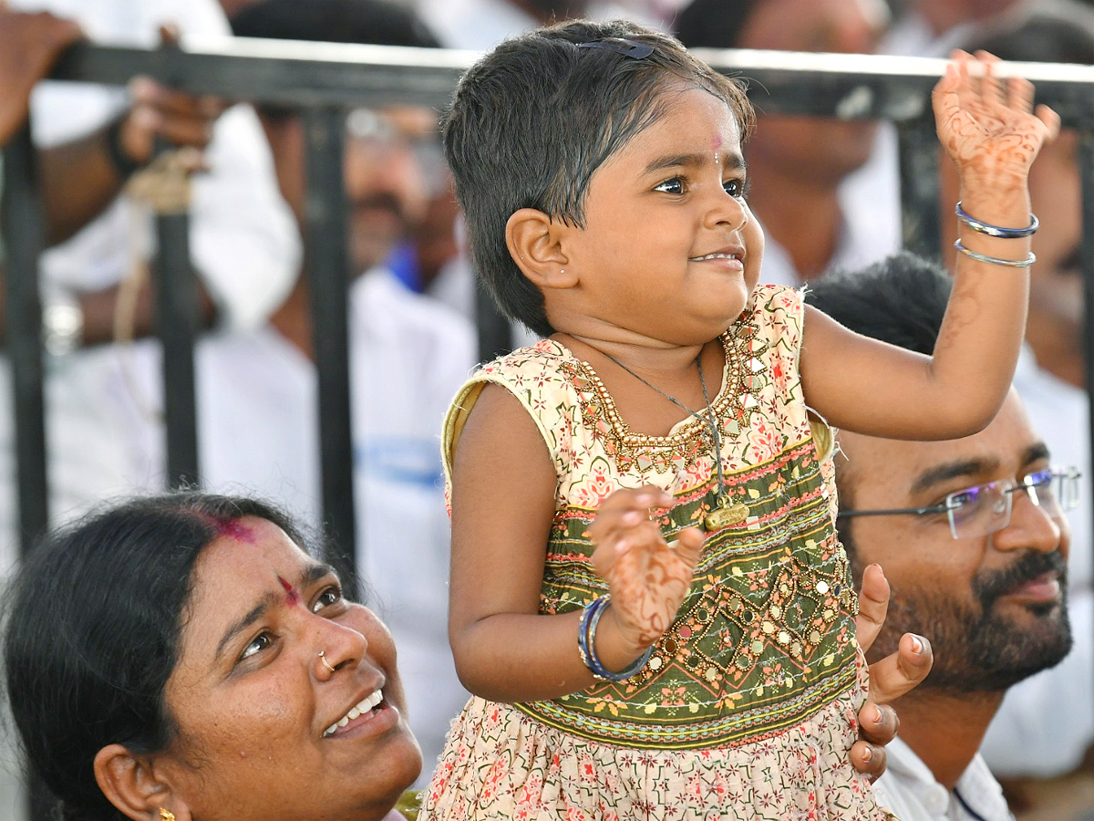 CM YS Jagan Memantha Siddham Bus Yatra At Tuggali Village Photos - Sakshi14