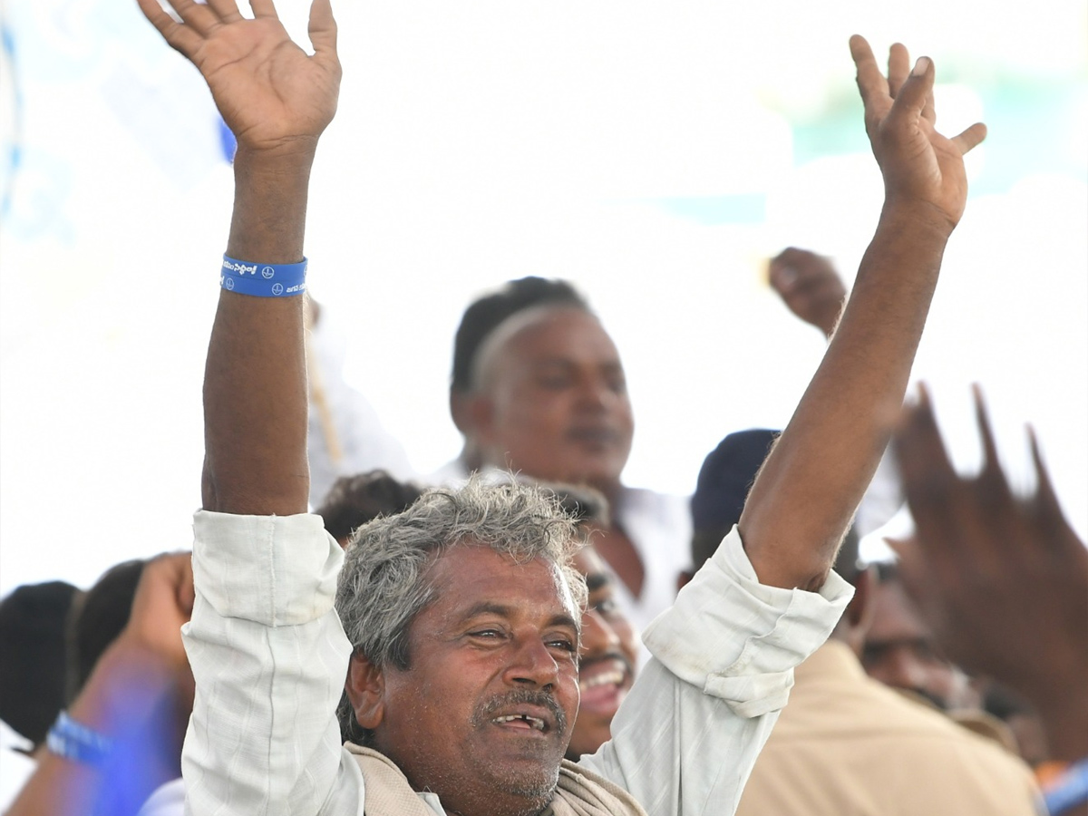 CM YS Jagan Memantha Siddham Bus Yatra At Tuggali Village Photos - Sakshi15