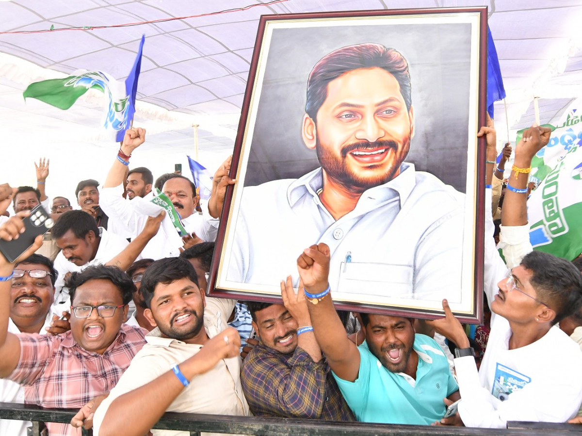 CM YS Jagan Memantha Siddham Bus Yatra At Tuggali Village Photos - Sakshi17