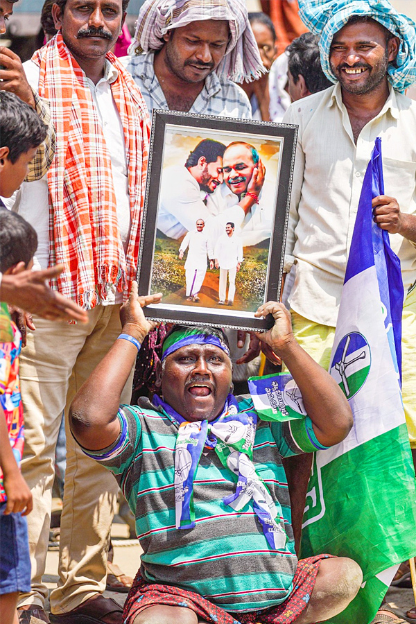 CM YS Jagan Memantha Siddham Bus Yatra At Tuggali Village Photos - Sakshi19