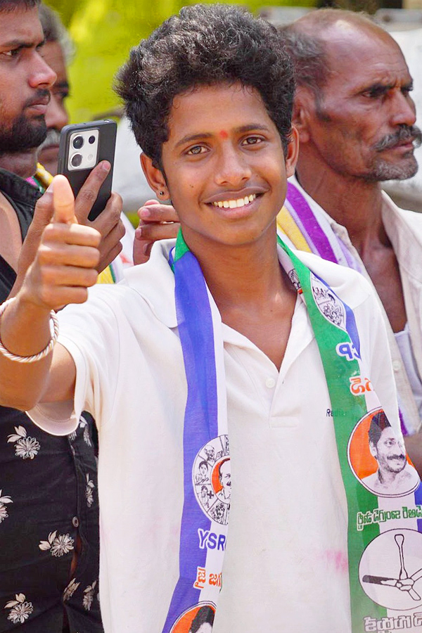 CM YS Jagan Memantha Siddham Bus Yatra At Tuggali Village Photos - Sakshi30