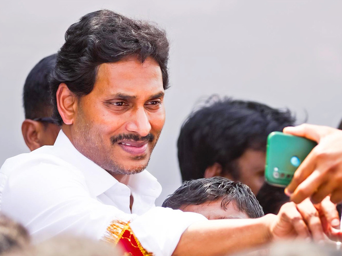 CM YS Jagan Memantha Siddham Bus Yatra At Tuggali Village Photos - Sakshi31