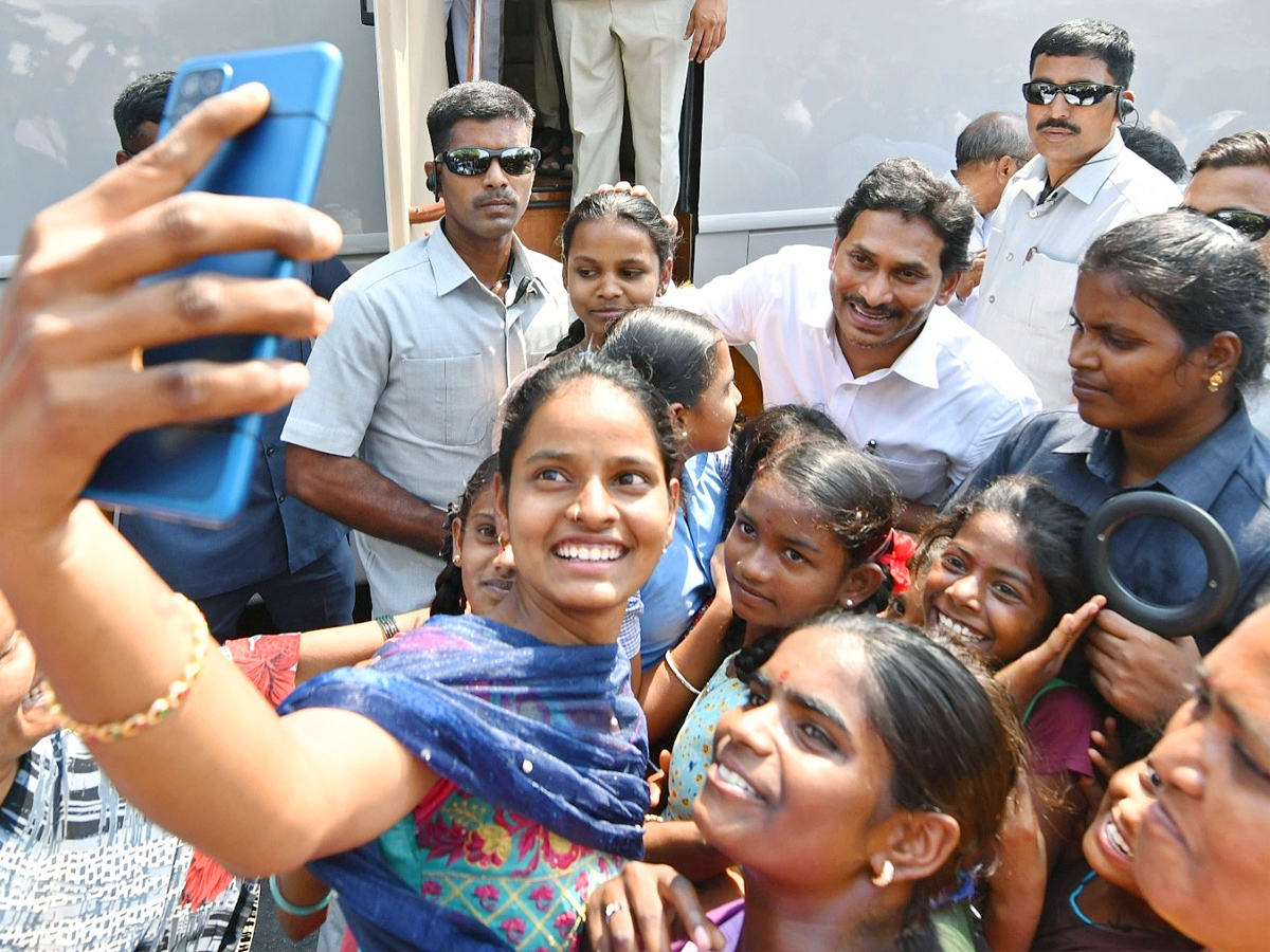 CM YS Jagan Memantha Siddham Bus Yatra At Tuggali Village Photos - Sakshi36