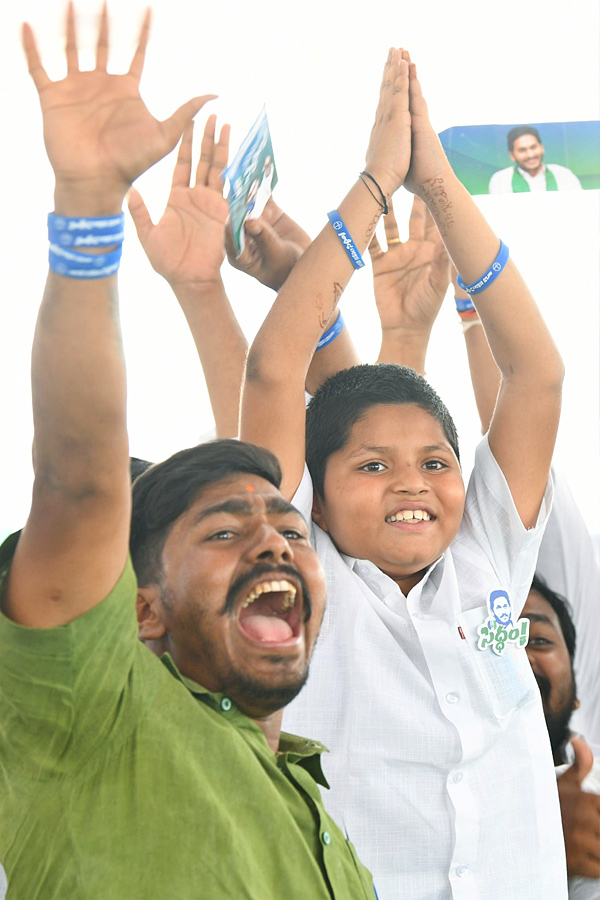 CM YS Jagan Memantha Siddham Bus Yatra At Tuggali Village Photos - Sakshi6