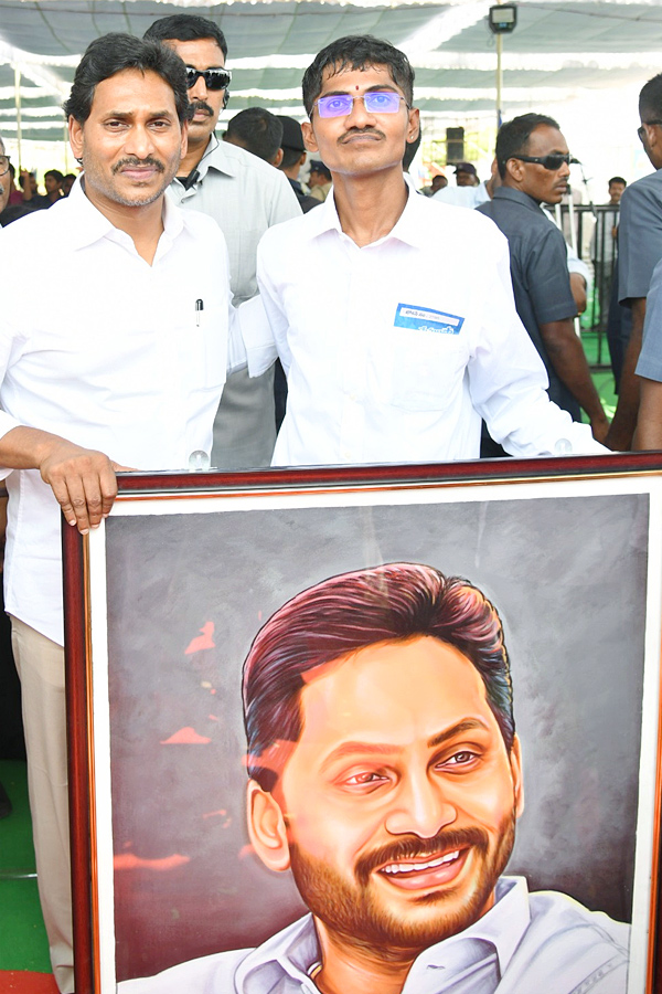 CM YS Jagan Memantha Siddham Bus Yatra At Tuggali Village Photos - Sakshi7