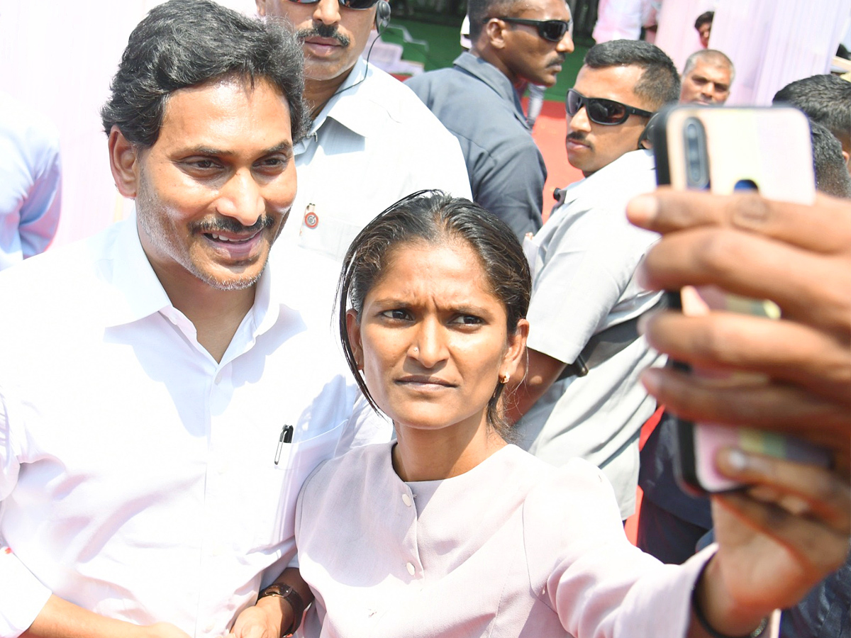 CM YS Jagan Memantha Siddham Bus Yatra At Tuggali Village Photos - Sakshi8