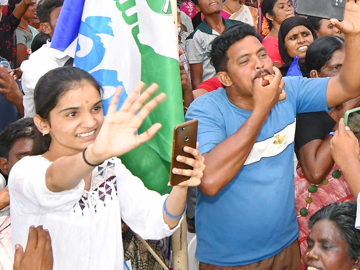 CM YS Jagan Memantha Siddham Bus Yatra At Tuggali Village Photos - Sakshi9