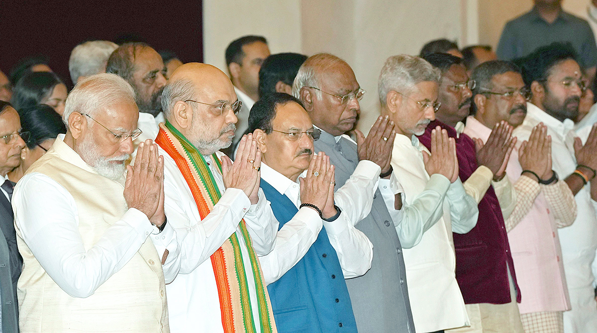 President Droupadi Murmu confers Bharat Ratna awards Photos - Sakshi12