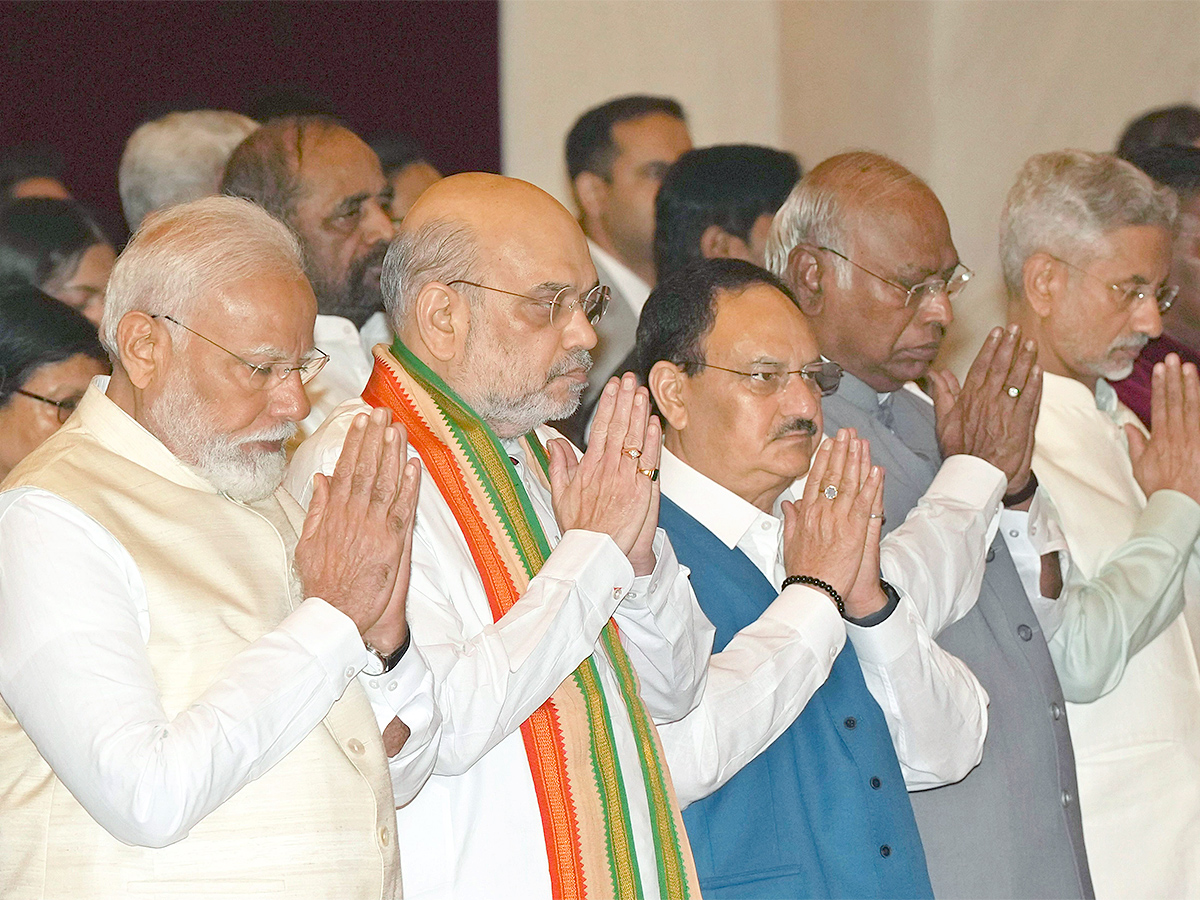 President Droupadi Murmu confers Bharat Ratna awards Photos - Sakshi13