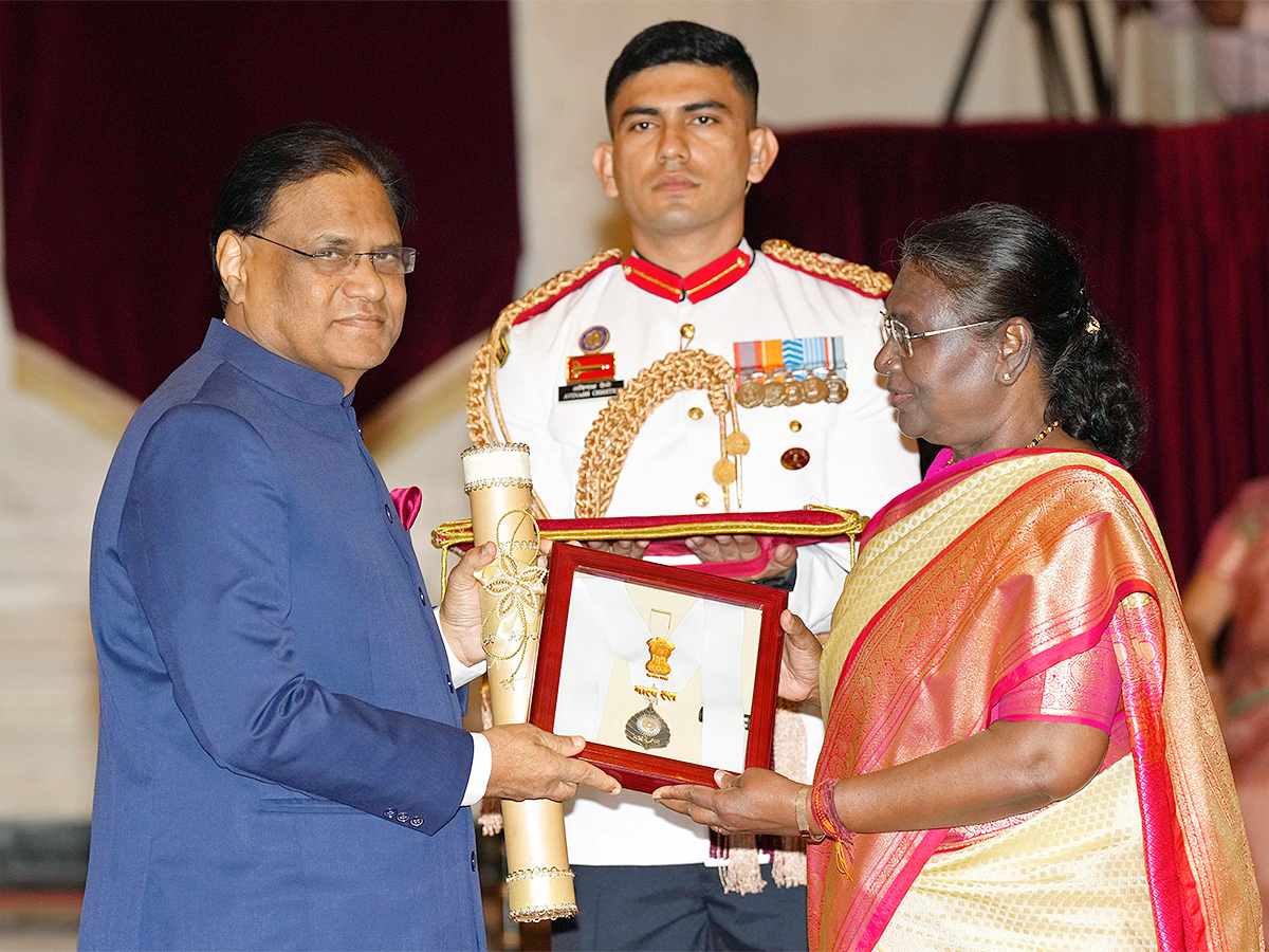 President Droupadi Murmu confers Bharat Ratna awards Photos - Sakshi3