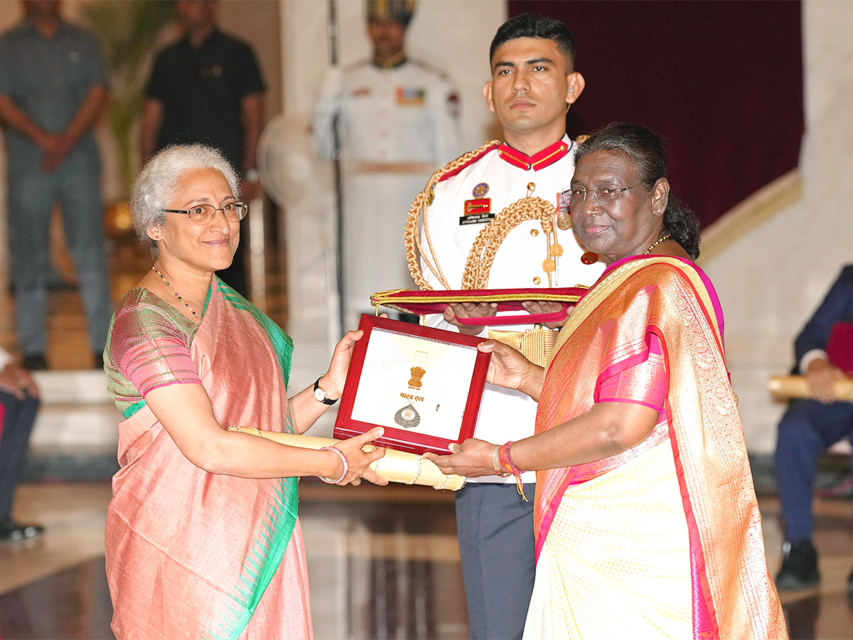 President Droupadi Murmu confers Bharat Ratna awards Photos - Sakshi8