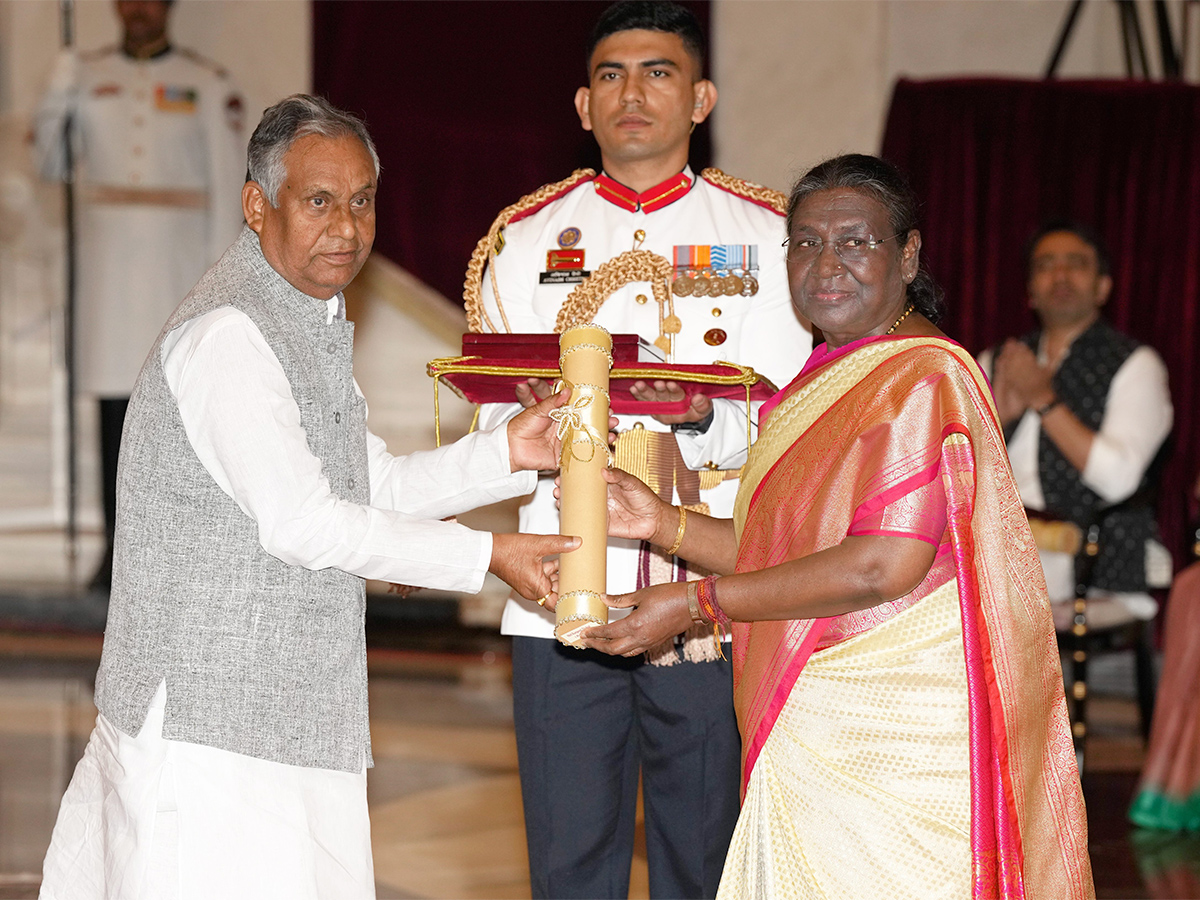 President Droupadi Murmu confers Bharat Ratna awards Photos - Sakshi7