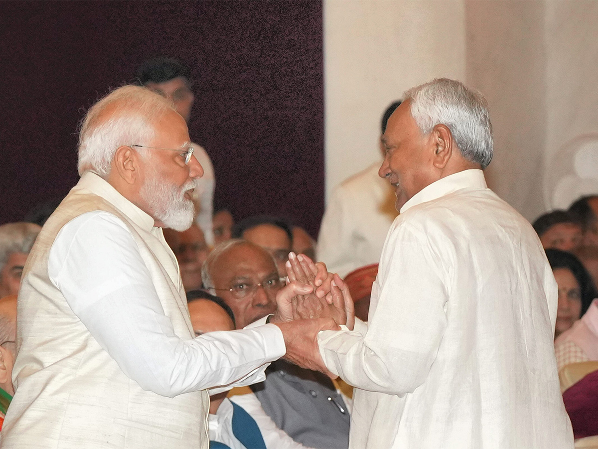 President Droupadi Murmu confers Bharat Ratna awards Photos - Sakshi10