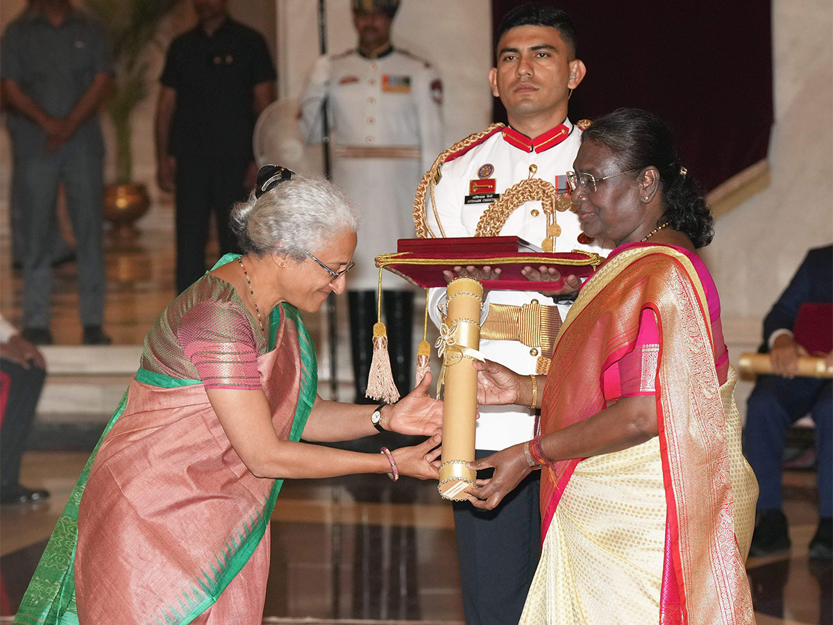 President Droupadi Murmu confers Bharat Ratna awards Photos - Sakshi9