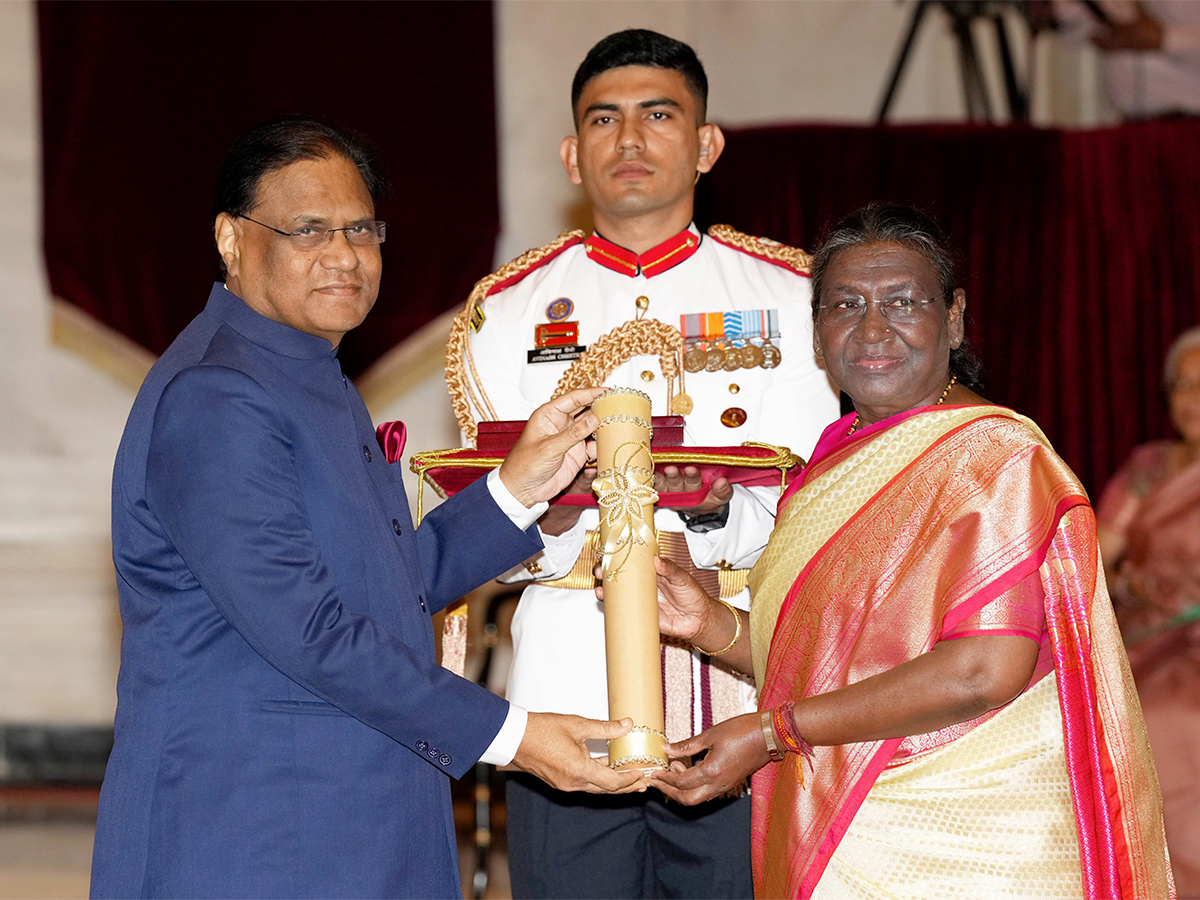 President Droupadi Murmu confers Bharat Ratna awards Photos - Sakshi5