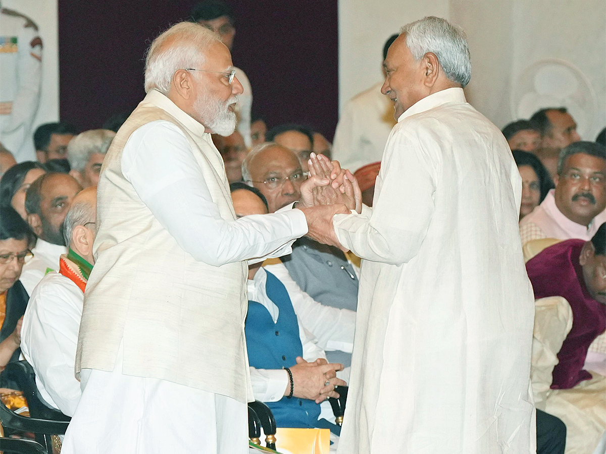 President Droupadi Murmu confers Bharat Ratna awards Photos - Sakshi11