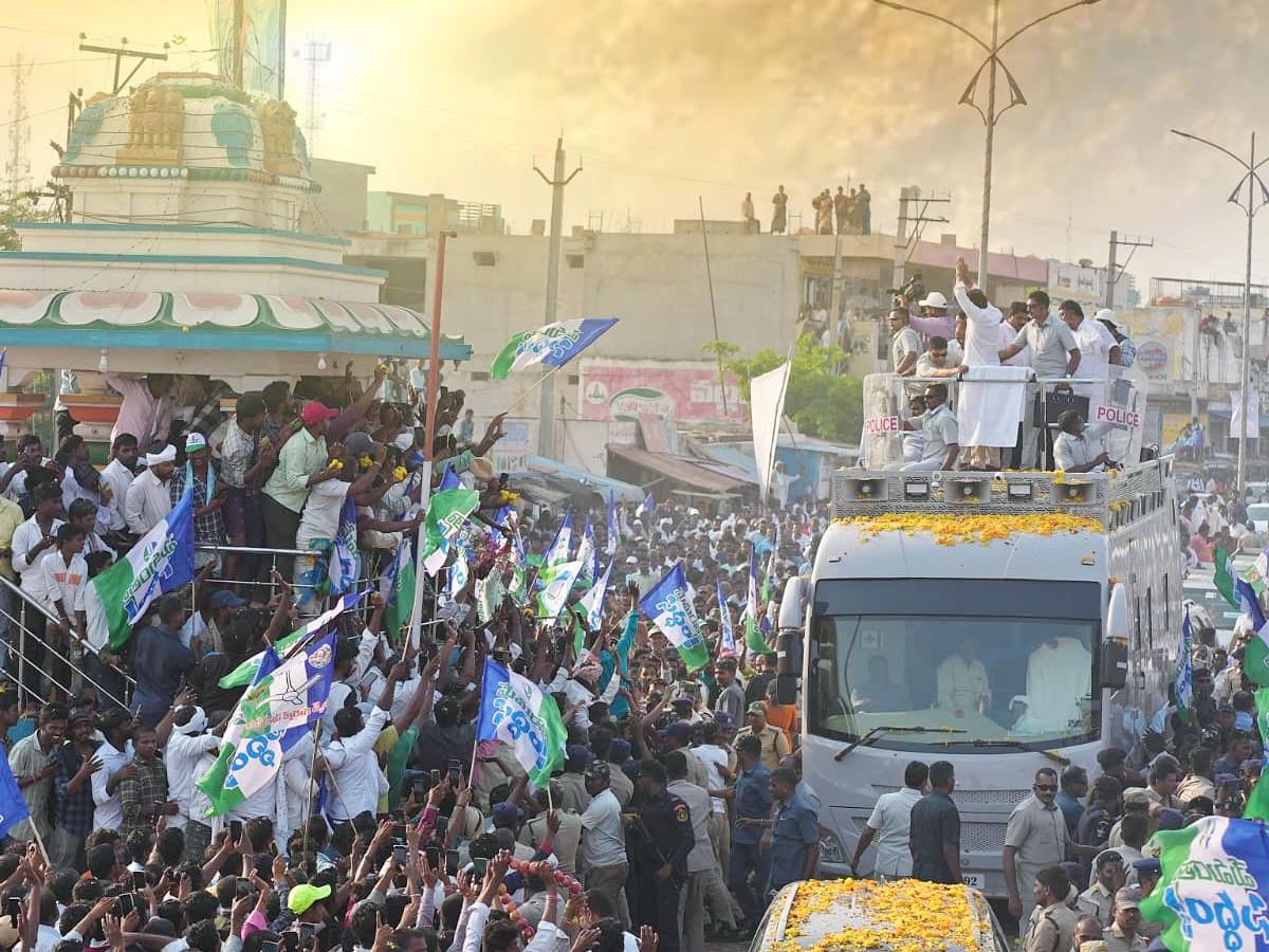 CM YS Jagan memantha siddham Bus Yatra at Anantapur PHotos - Sakshi2