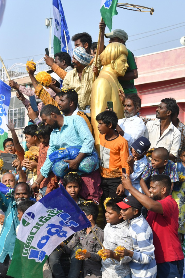 CM YS Jagan memantha siddham Bus Yatra at Anantapur PHotos - Sakshi11