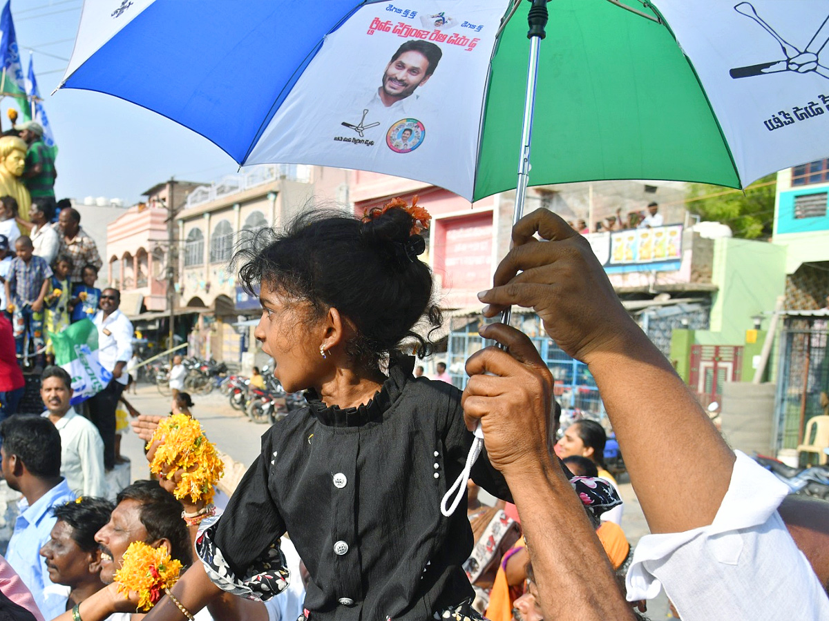 CM YS Jagan memantha siddham Bus Yatra at Anantapur PHotos - Sakshi12