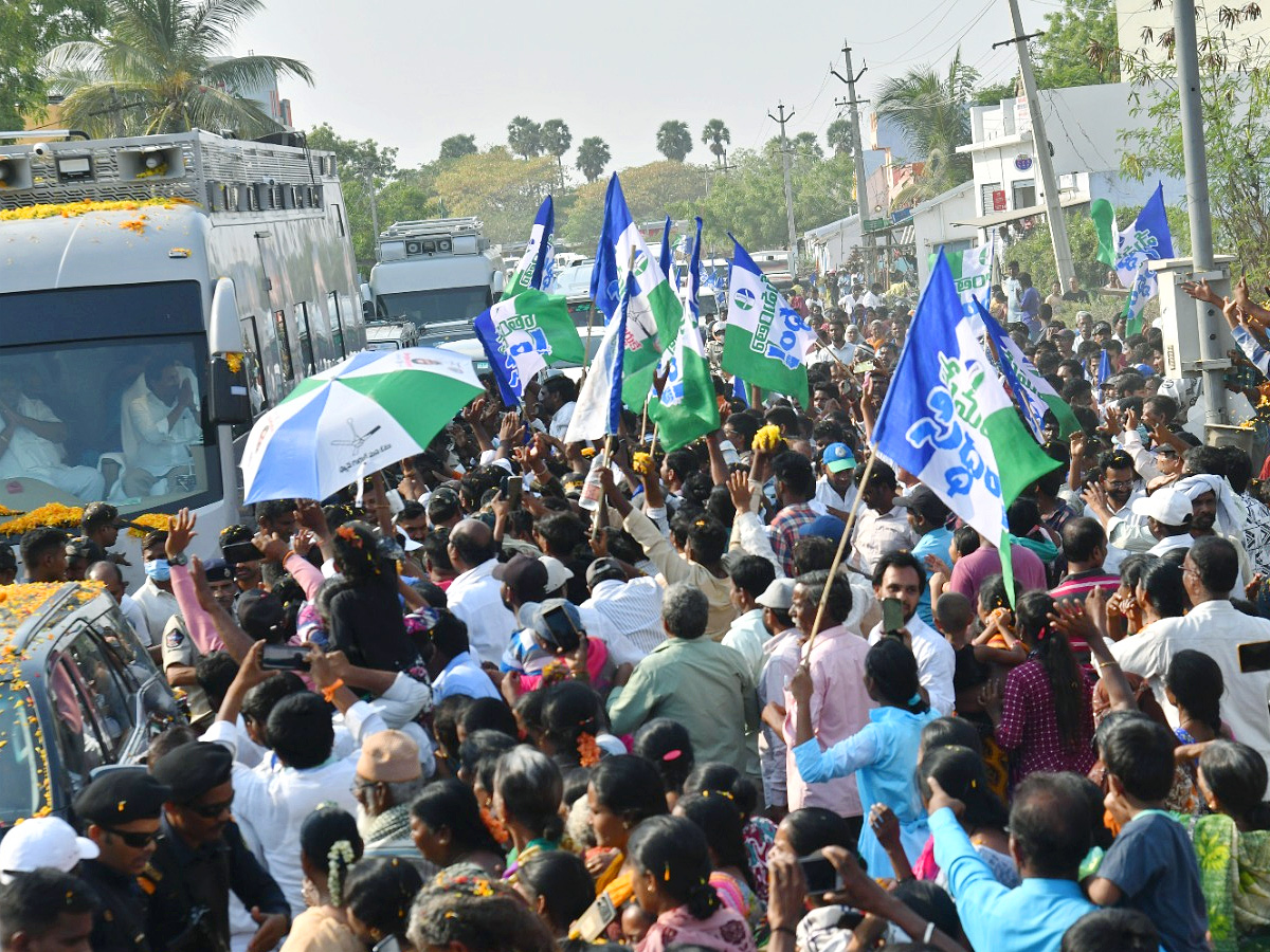 CM YS Jagan memantha siddham Bus Yatra at Anantapur PHotos - Sakshi13