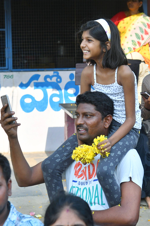 CM YS Jagan memantha siddham Bus Yatra at Anantapur PHotos - Sakshi15