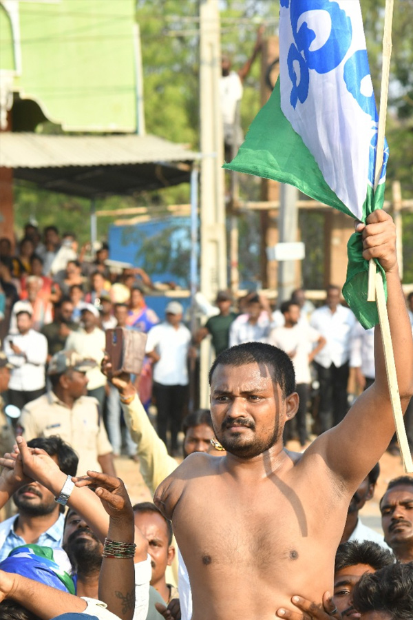 CM YS Jagan memantha siddham Bus Yatra at Anantapur PHotos - Sakshi16