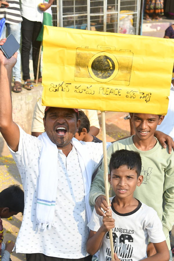 CM YS Jagan memantha siddham Bus Yatra at Anantapur PHotos - Sakshi18