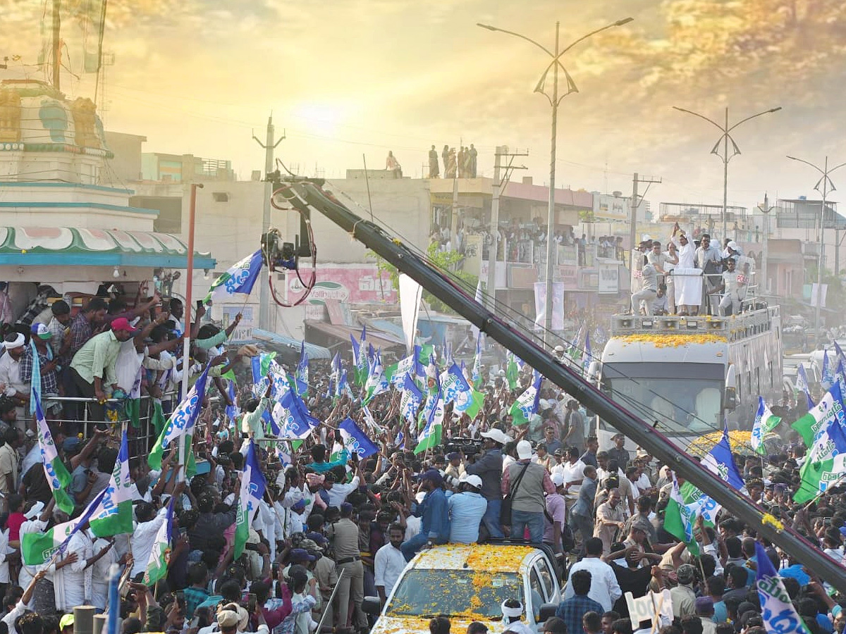 CM YS Jagan memantha siddham Bus Yatra at Anantapur PHotos - Sakshi3