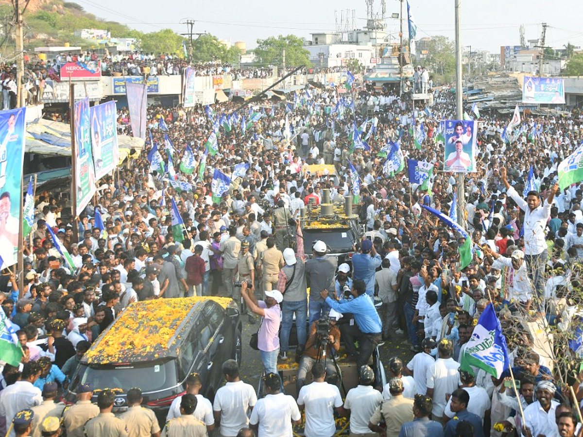 CM YS Jagan memantha siddham Bus Yatra at Anantapur PHotos - Sakshi21