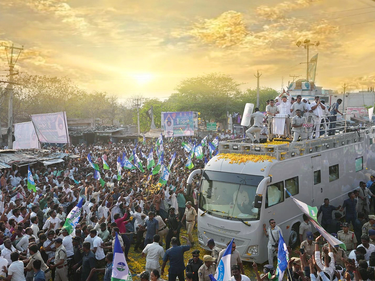 CM YS Jagan memantha siddham Bus Yatra at Anantapur PHotos - Sakshi4