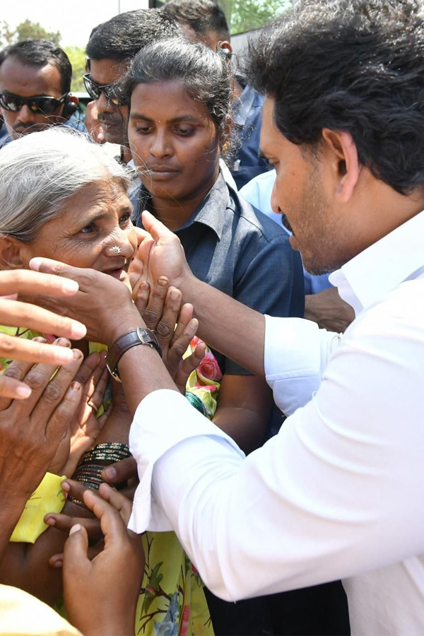 CM YS Jagan memantha siddham Bus Yatra at Anantapur PHotos - Sakshi5