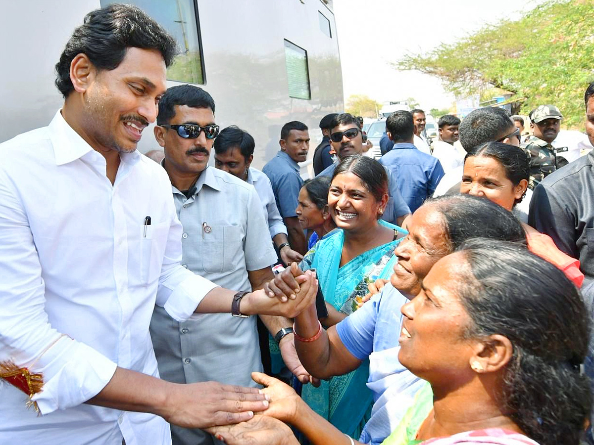 CM YS Jagan memantha siddham Bus Yatra at Anantapur PHotos - Sakshi6