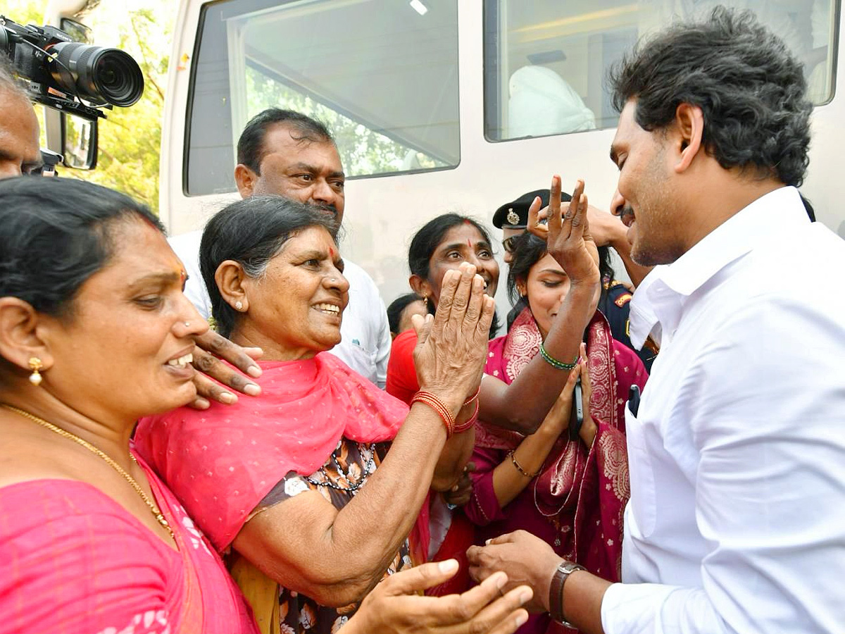 CM YS Jagan memantha siddham Bus Yatra at Anantapur PHotos - Sakshi8