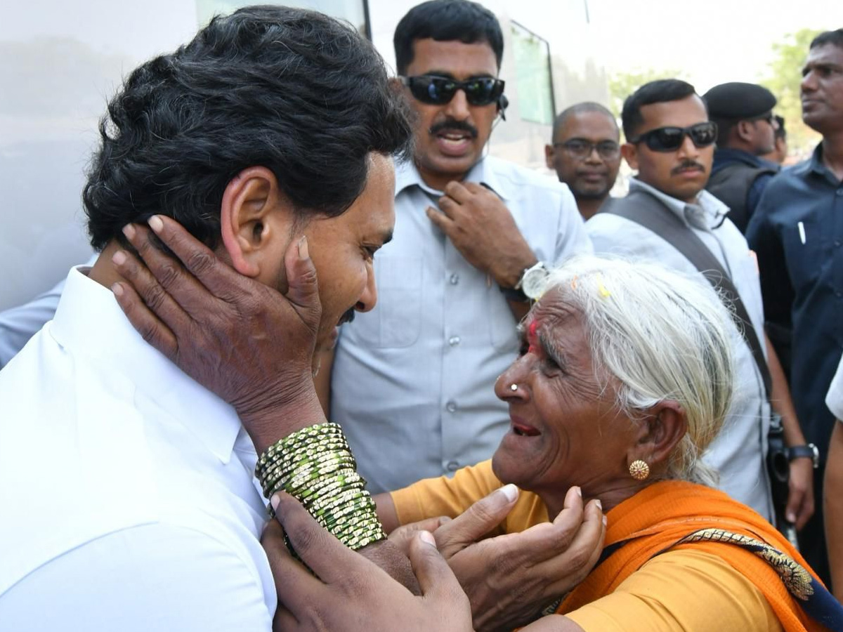 CM YS Jagan memantha siddham Bus Yatra at Anantapur PHotos - Sakshi9