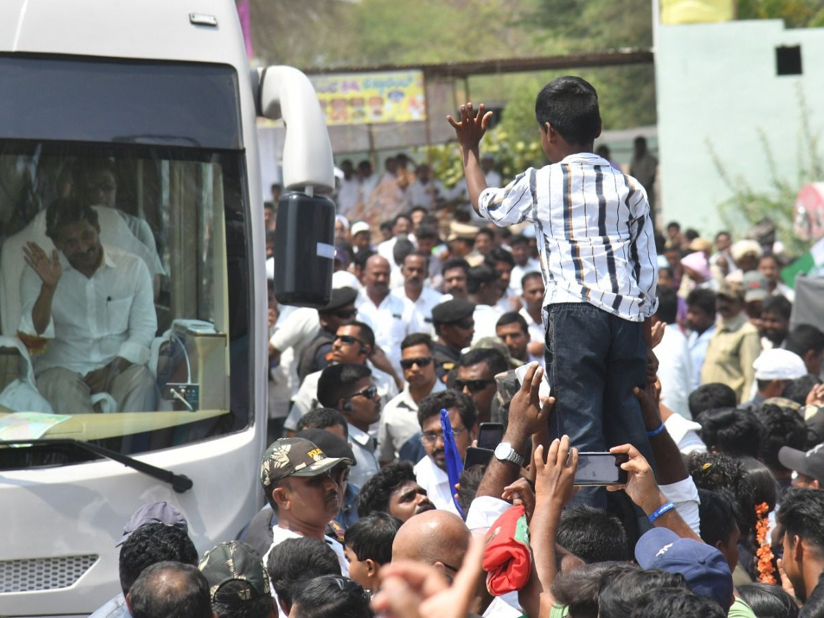 CM YS Jagan memantha siddham Bus Yatra at Anantapur PHotos - Sakshi10