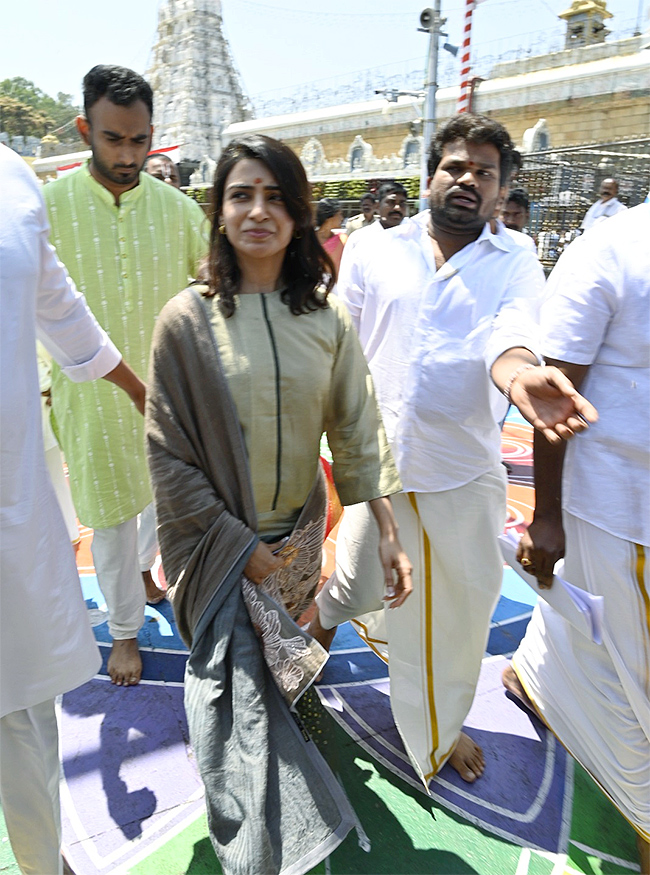 Actress Samantha Visit in Tirumala Photos - Sakshi10