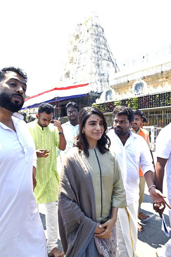 Actress Samantha Visit in Tirumala Photos - Sakshi11