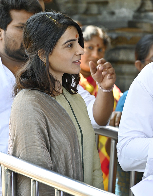 Actress Samantha Visit in Tirumala Photos - Sakshi12