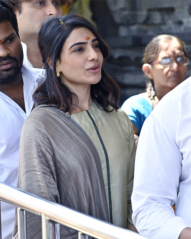 Actress Samantha Visit in Tirumala Photos - Sakshi14