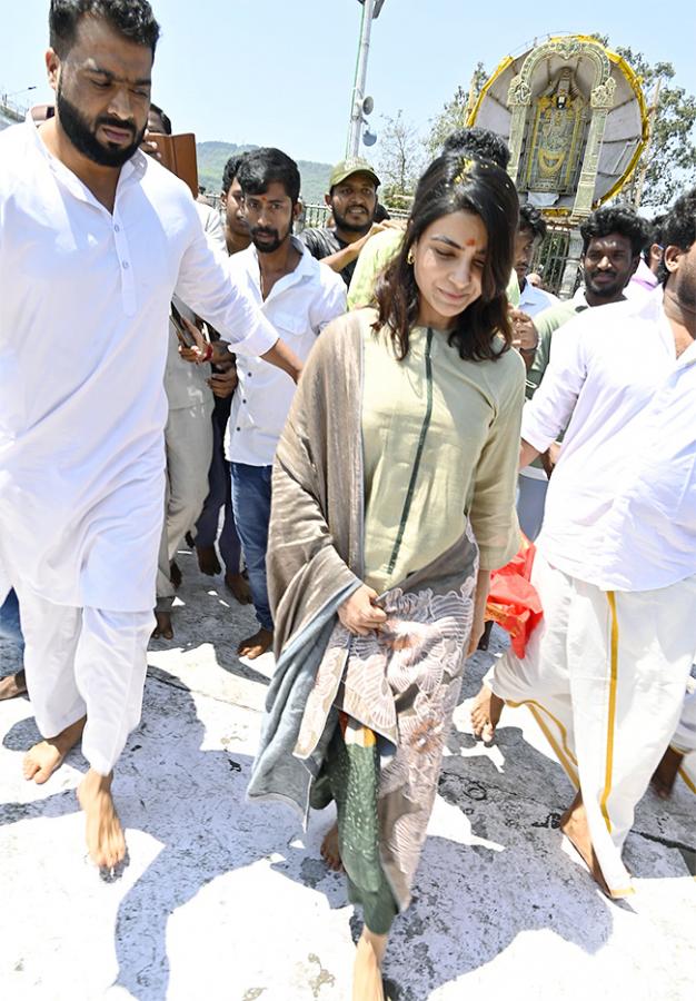 Actress Samantha Visit in Tirumala Photos - Sakshi15