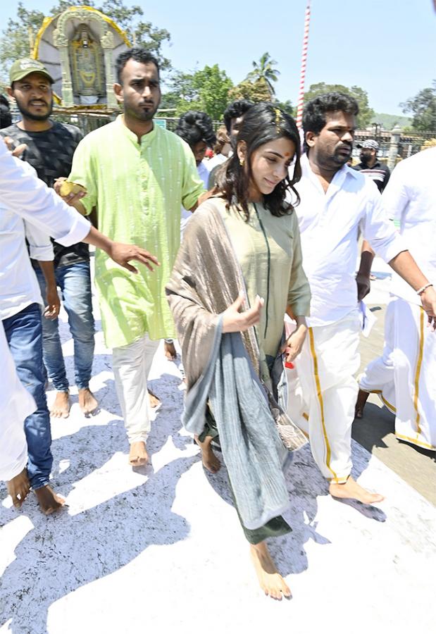 Actress Samantha Visit in Tirumala Photos - Sakshi16