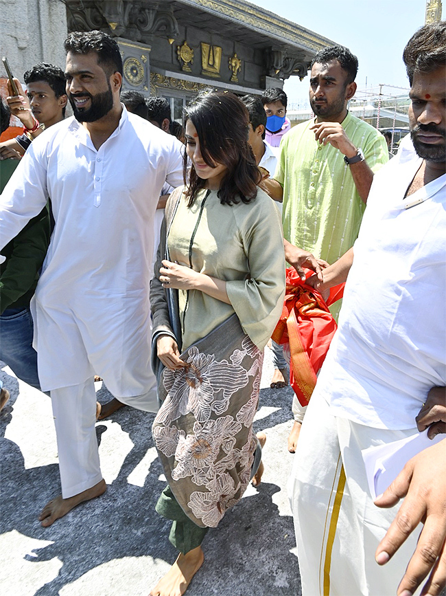 Actress Samantha Visit in Tirumala Photos - Sakshi17