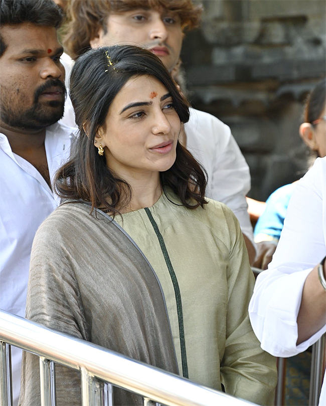 Actress Samantha Visit in Tirumala Photos - Sakshi4