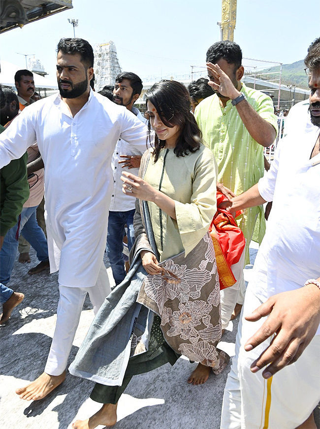 Actress Samantha Visit in Tirumala Photos - Sakshi5