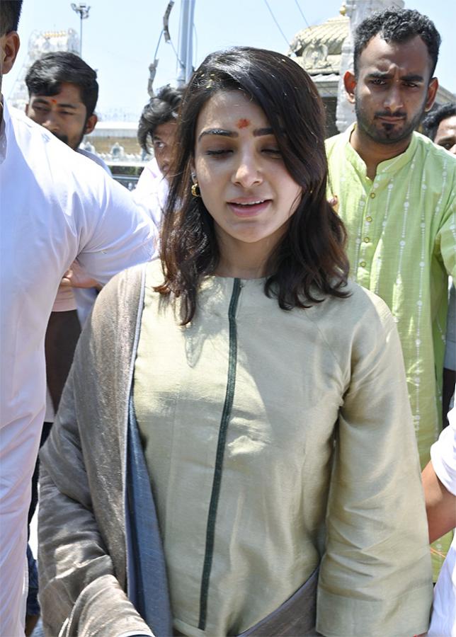 Actress Samantha Visit in Tirumala Photos - Sakshi6