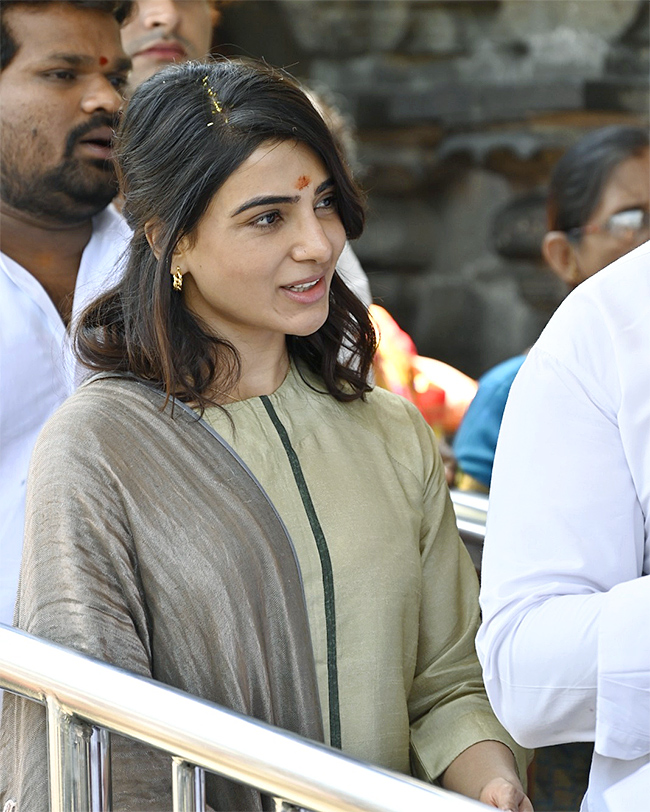 Actress Samantha Visit in Tirumala Photos - Sakshi9