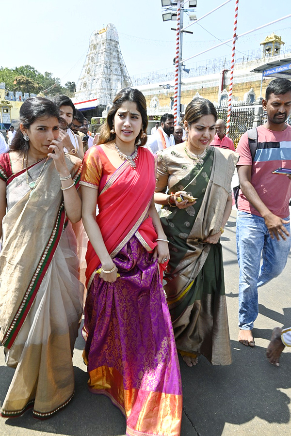 Janhvi Kapoor at Tirupati temple with boyfriend Shikhar Pahariya Photos - Sakshi12