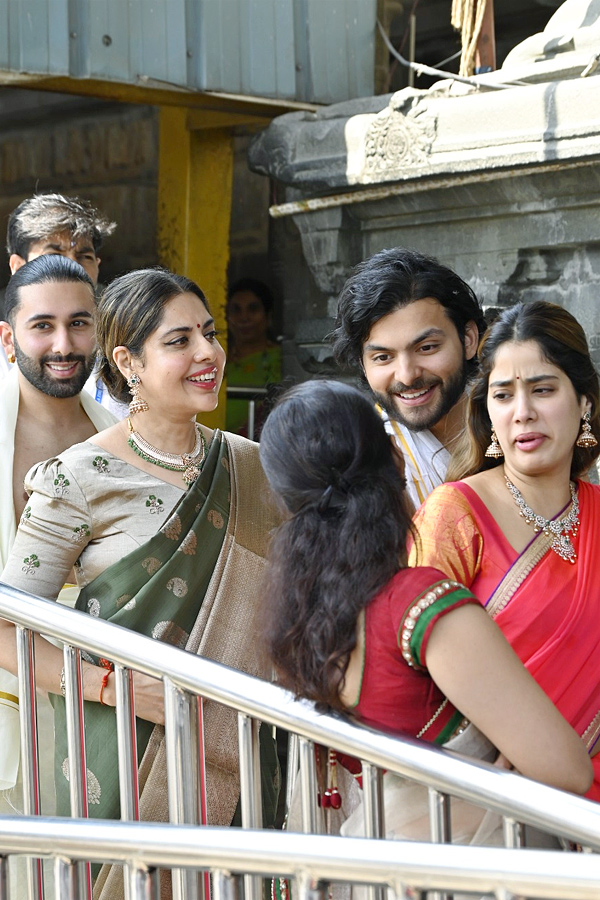 Janhvi Kapoor at Tirupati temple with boyfriend Shikhar Pahariya Photos - Sakshi4